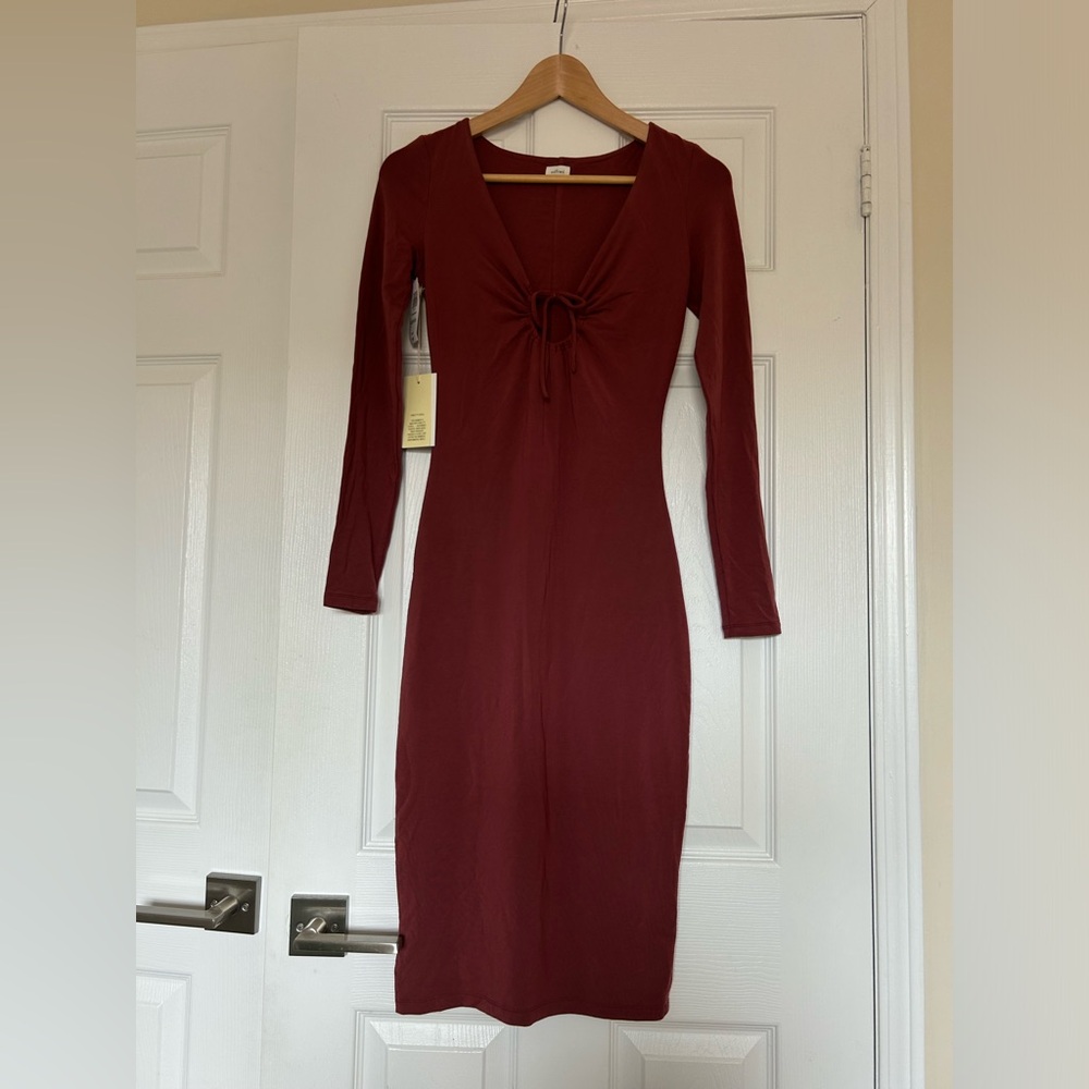 Dress from Wilfred/Aritzia tight maroon colour size XS BRAND NEW - Picture 1 of 3